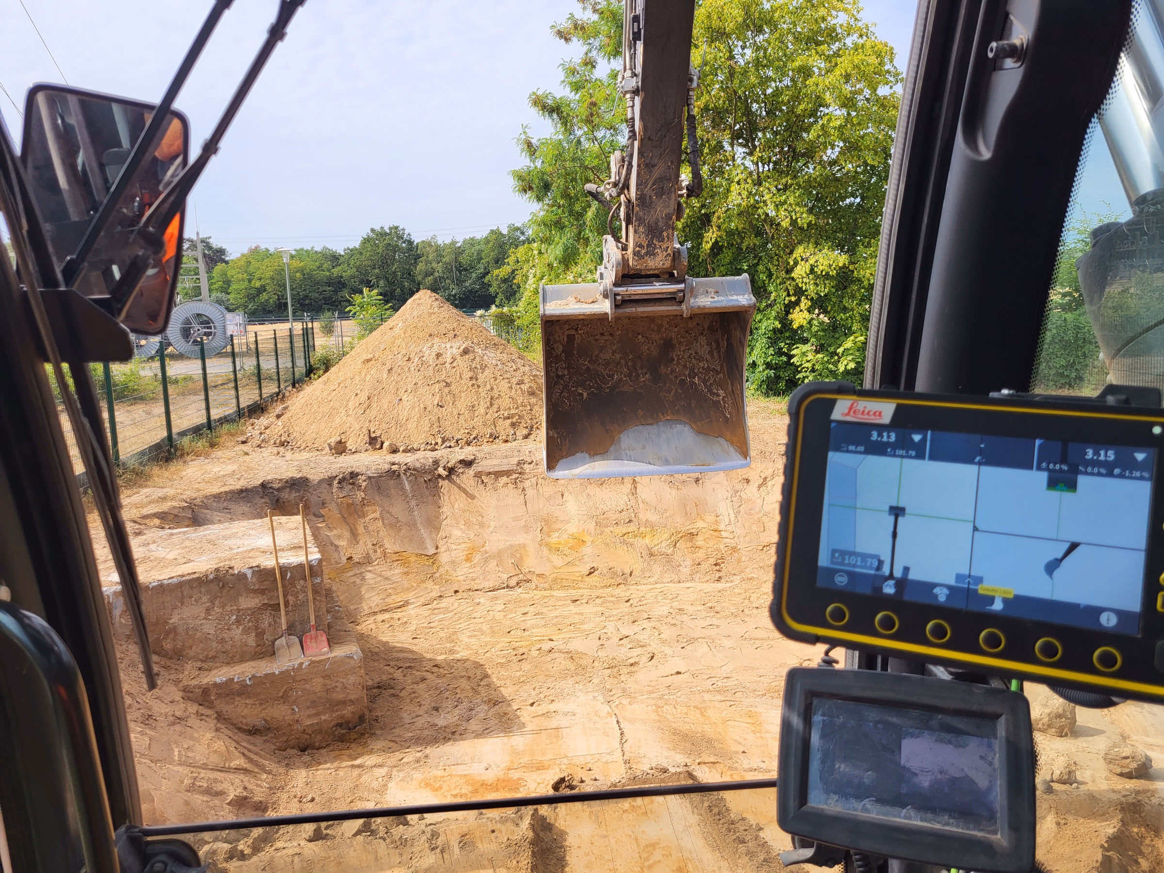 Baggerfahrer von RAHN Erdbau bei Erdarbeiten auf einer Baustelle