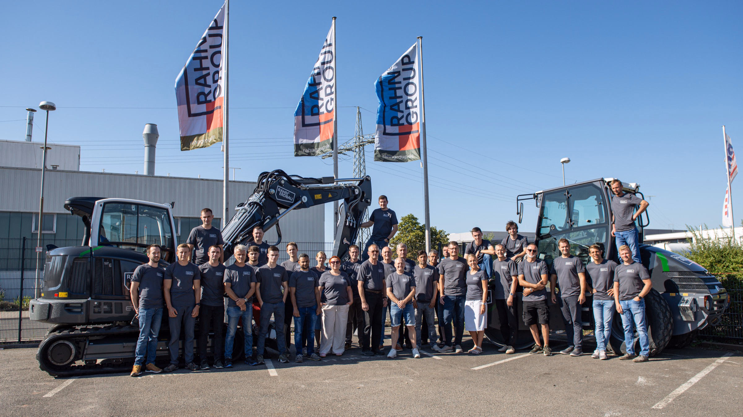 Das Team von RAHN Erdbau vor dem Maschinenpark